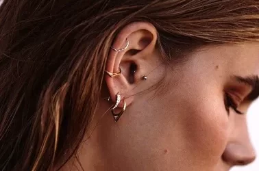 L&rsquo;art corporel éclatant: découvrez les différents styles de piercings